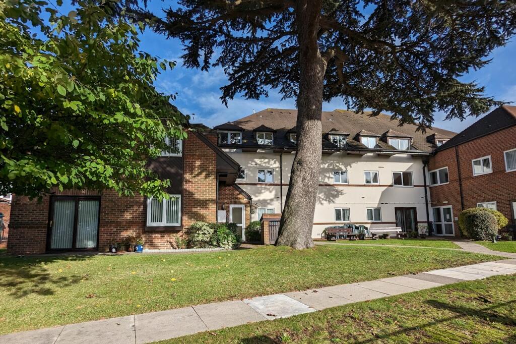 2 bedroom retirement property for sale in Cedar Court, Fareham, PO16
