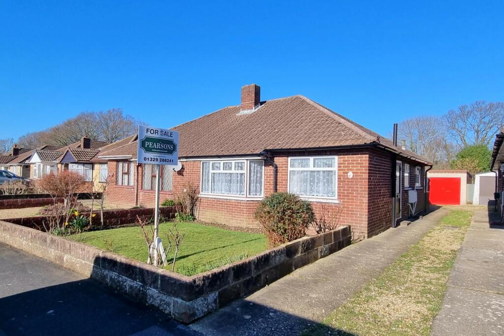 2 bedroom semidetached bungalow for sale in Oak Road, Fareham, PO15