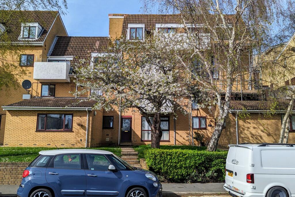 3 bedroom flat for sale in Cowes Court, Fareham, PO14