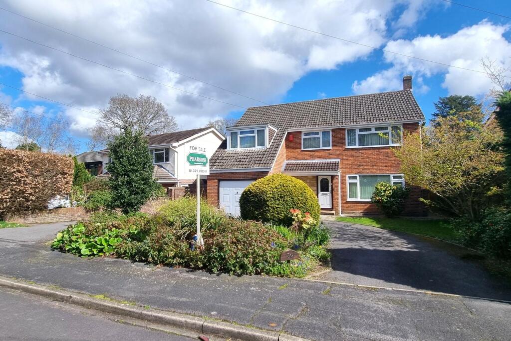 4 bedroom detached house for sale in Holly Grove, Fareham, PO16