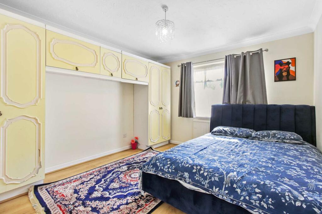 2 bedroom flat for sale in West End Lane, EN5