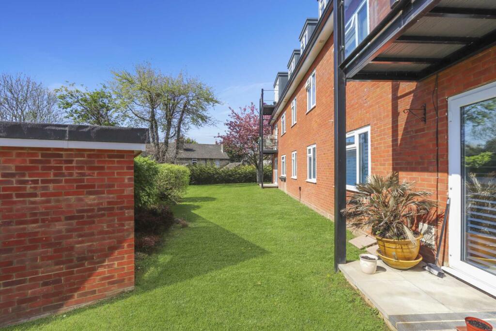 2 bedroom flat for sale in West End Lane, EN5