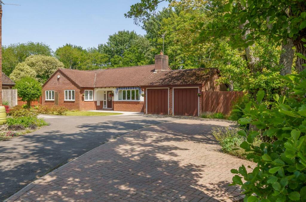 3 bedroom detached bungalow for sale in Taw Drive, Valley Park