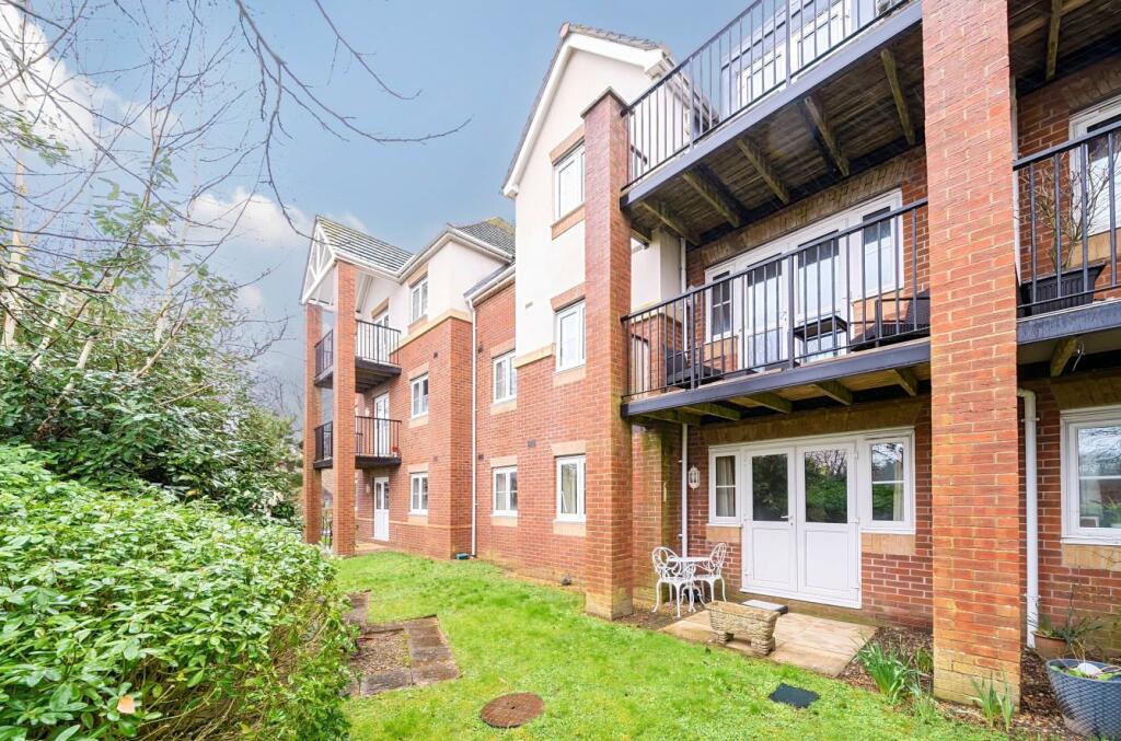 2 bedroom flat for sale in Hiltingbury Road, Chandler's Ford, SO53