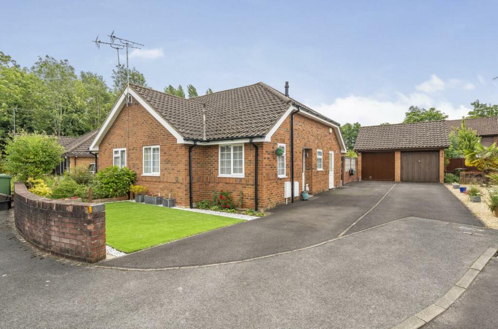 2 bedroom semidetached bungalow for sale in Monmouth Close, Valley