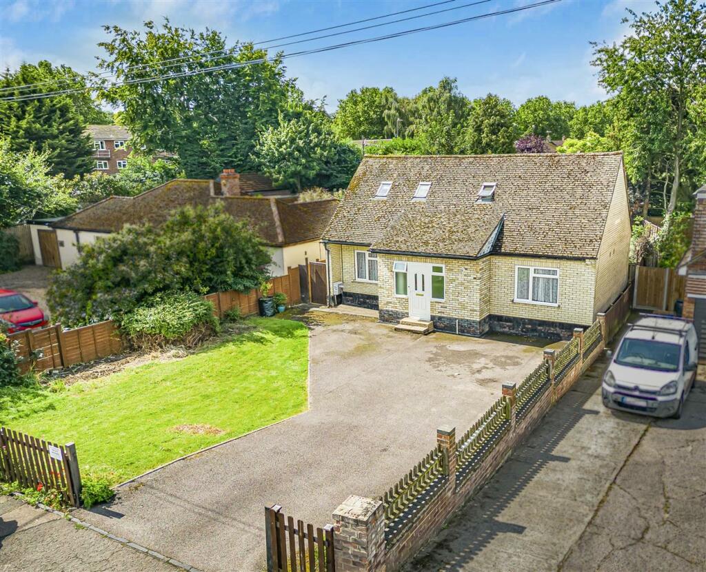 4 bedroom detached bungalow for sale in Cheveley Road, Newmarket, CB8