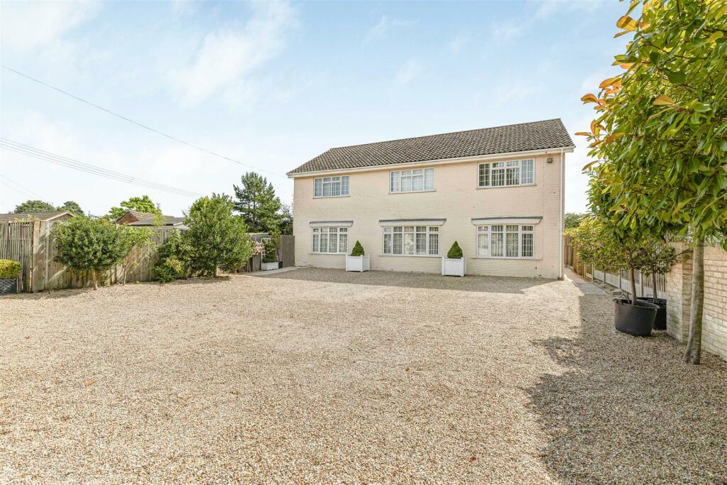 5 bedroom detached house for sale in Ivory House, Red Lodge, IP28