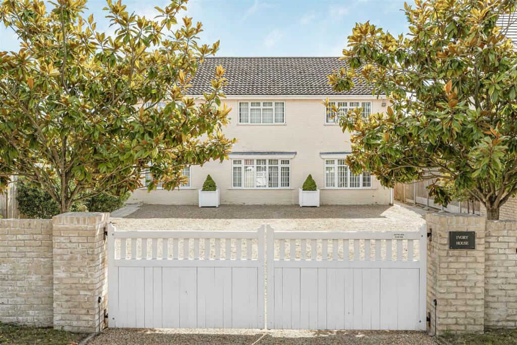 5 bedroom detached house for sale in Ivory House, Red Lodge, IP28