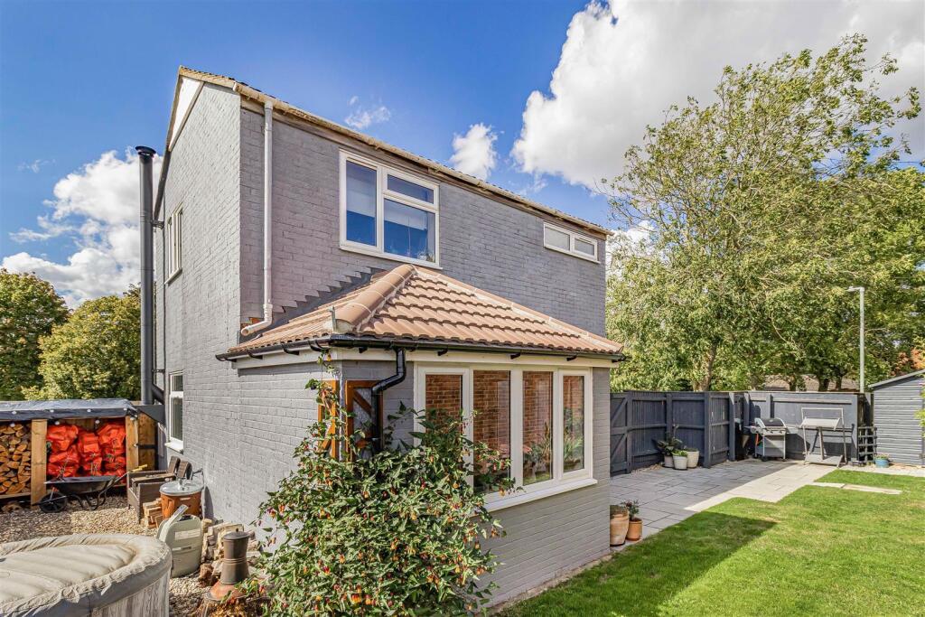 Main image of property: Pinza Close, Newmarket