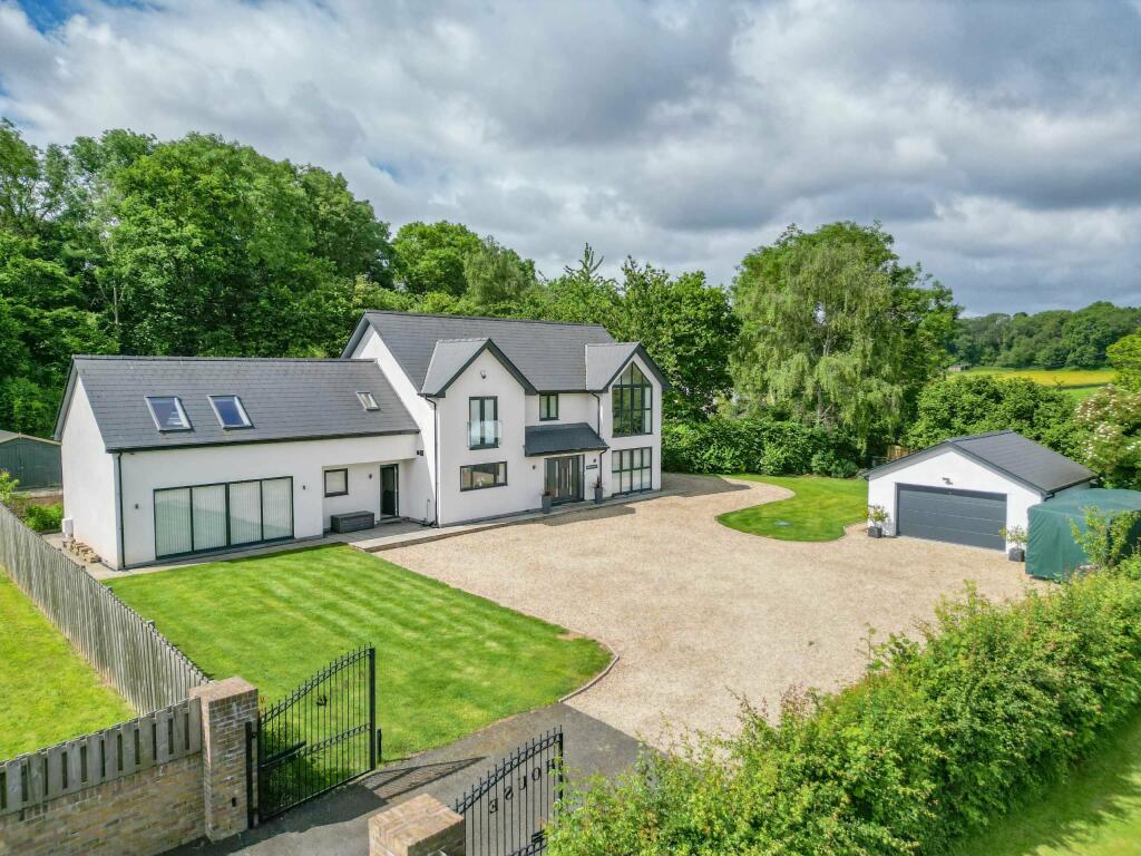 5 bedroom detached house for sale in Grey Hill Court, Caerwent