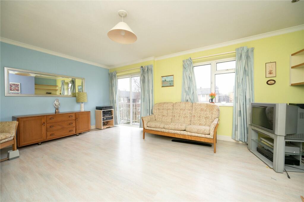 2 bedroom flat for sale in The Ridgeway, St. Albans, Hertfordshire, AL4
