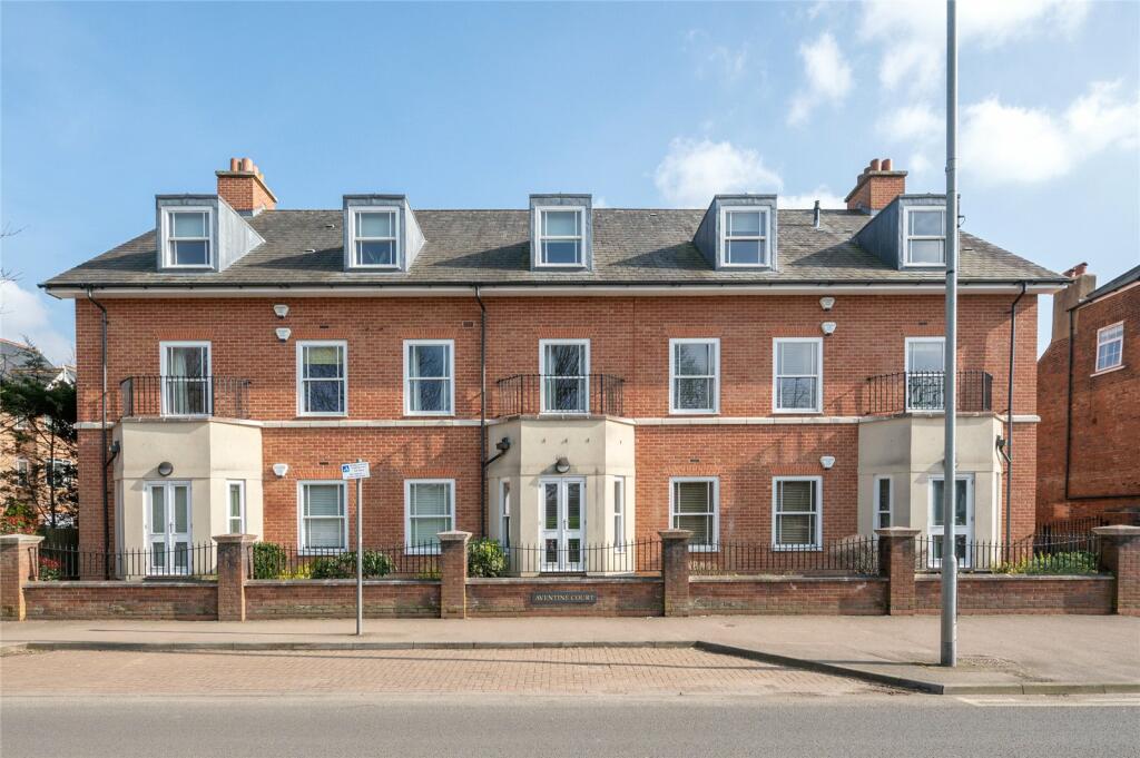 2 bedroom flat for sale in Holywell Hill, St. Albans, Hertfordshire, AL1