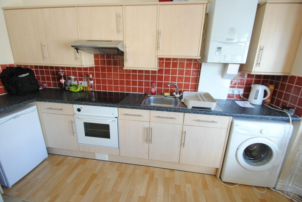 Additional property image - Spacious STUDENT 2 bed flat in Town Centre- Lansdowne