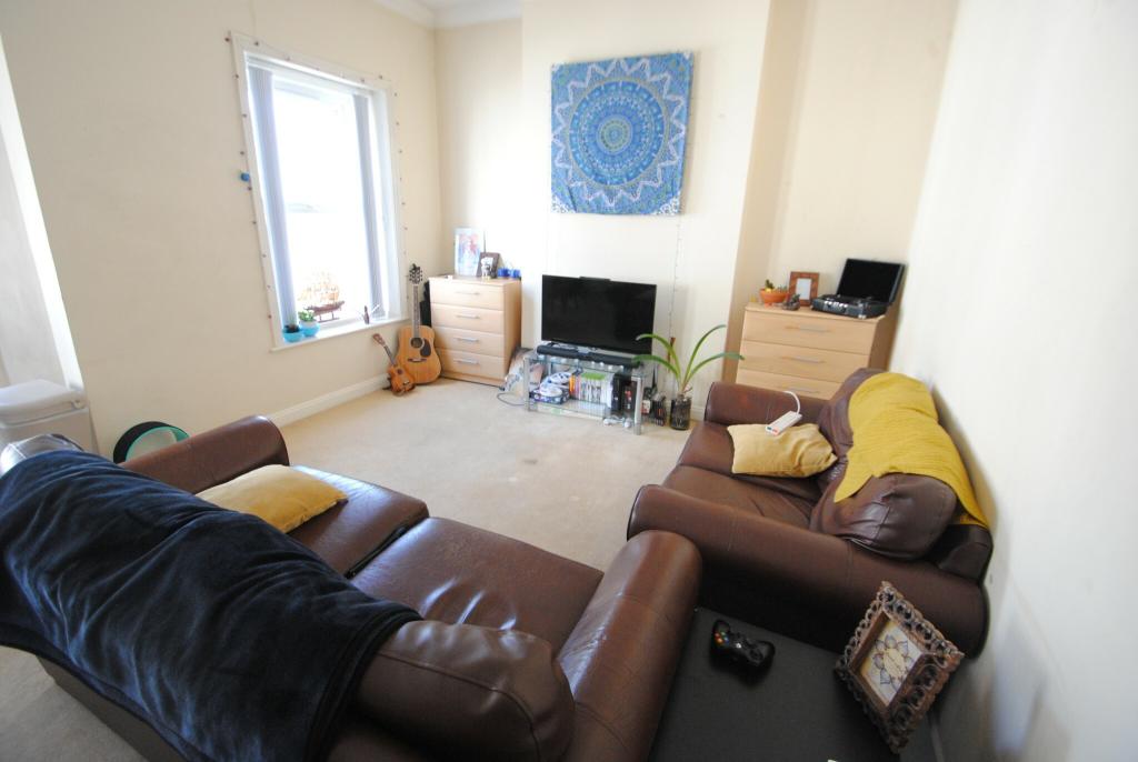 Additional property image - Spacious STUDENT 2 bed flat in Town Centre- Lansdowne