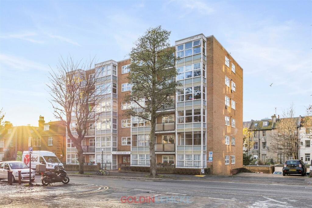 2 bedroom flat for sale in Copthorne Court, Hove, BN3