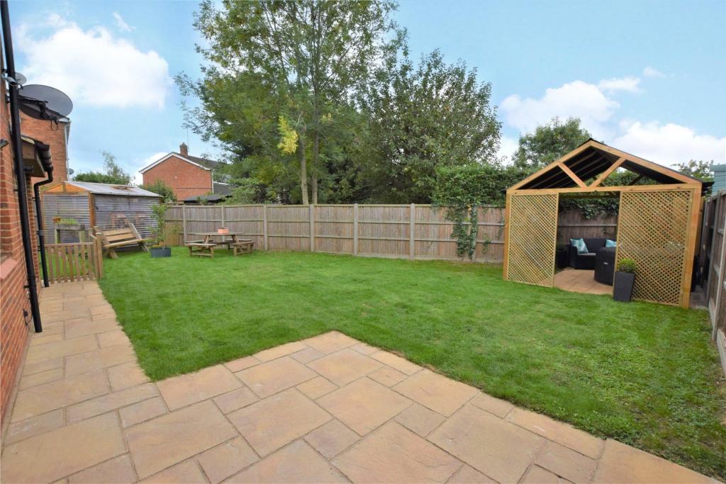 3 bedroom semidetached house for sale in Bathurst Road, Winnersh
