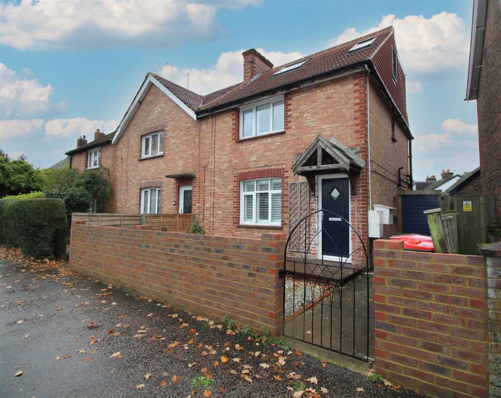 3 bedroom end of terrace house for sale in Ifield Road, Crawley, RH11