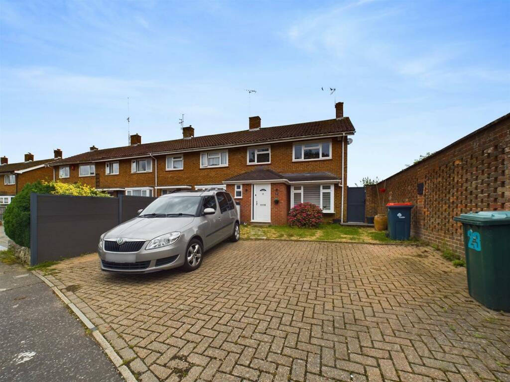 3 bedroom end of terrace house for sale in Tilgate, Crawley, RH10