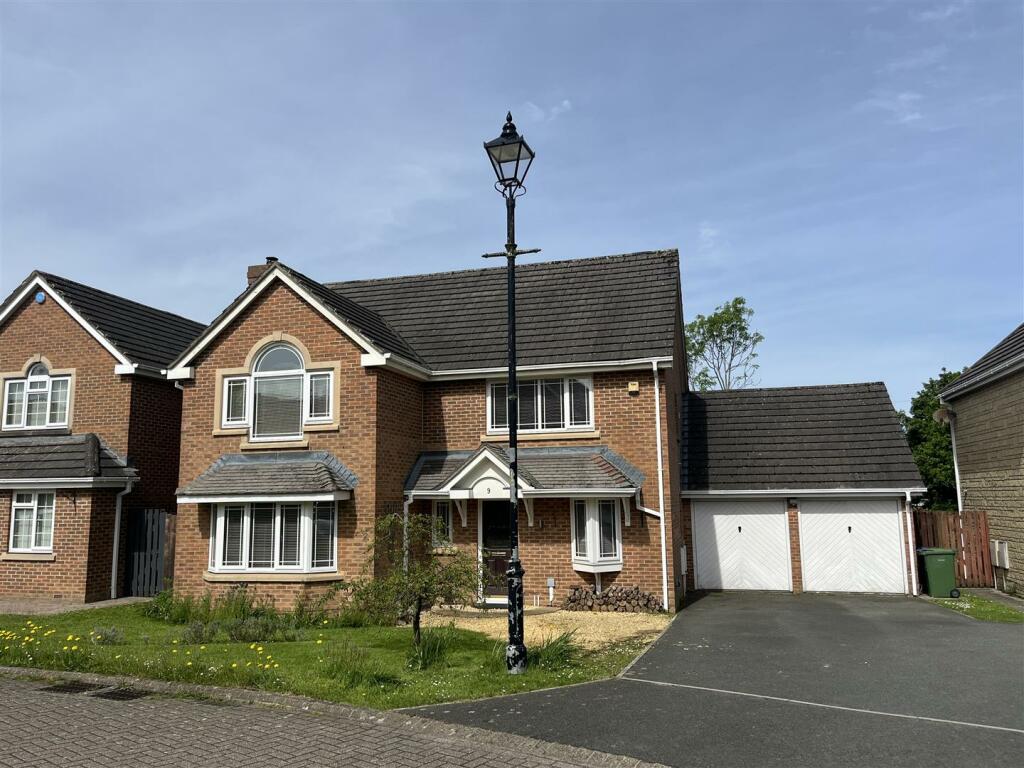 4 bedroom detached house for sale in Argyle Drive, Cepen Park North