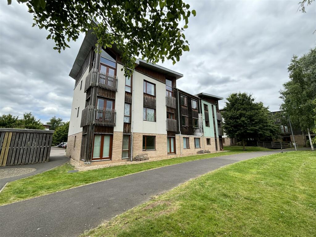 2 bedroom apartment for sale in Cowleaze, Chippenham, SN15