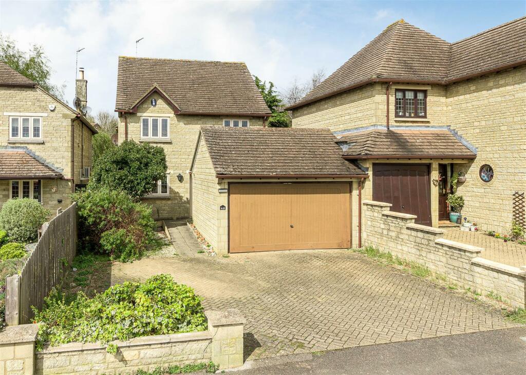 4 bedroom detached house for sale in Orchard Road, Finedon