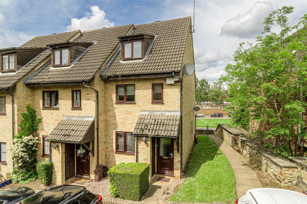 2 bedroom flat for sale in The Wells, Finedon, NN9