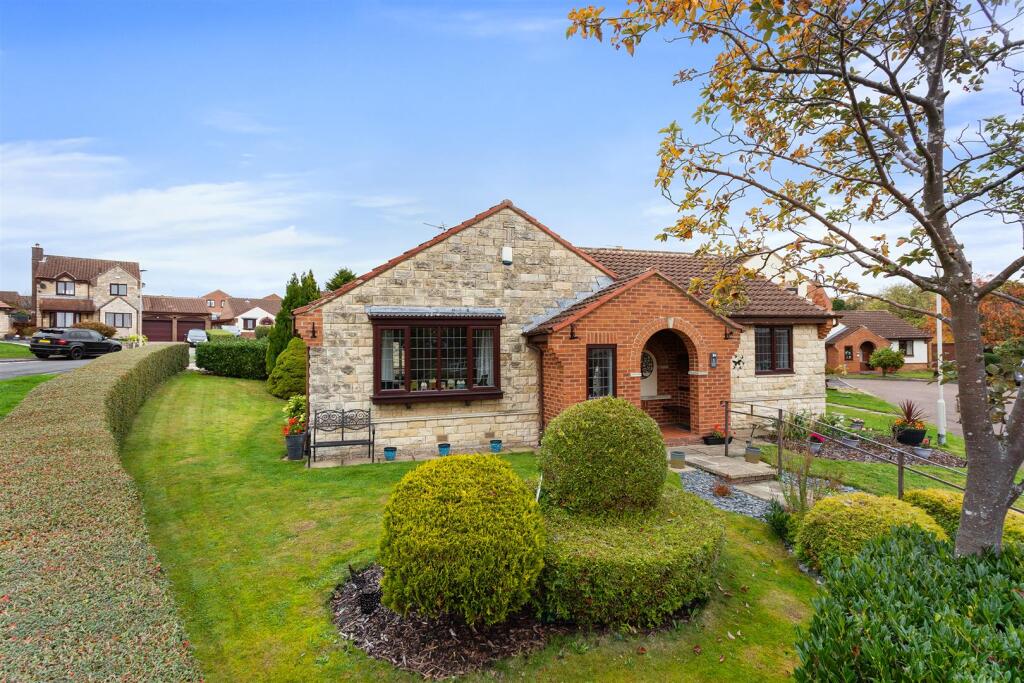 Main image of property: Castelo Grove, Pickering