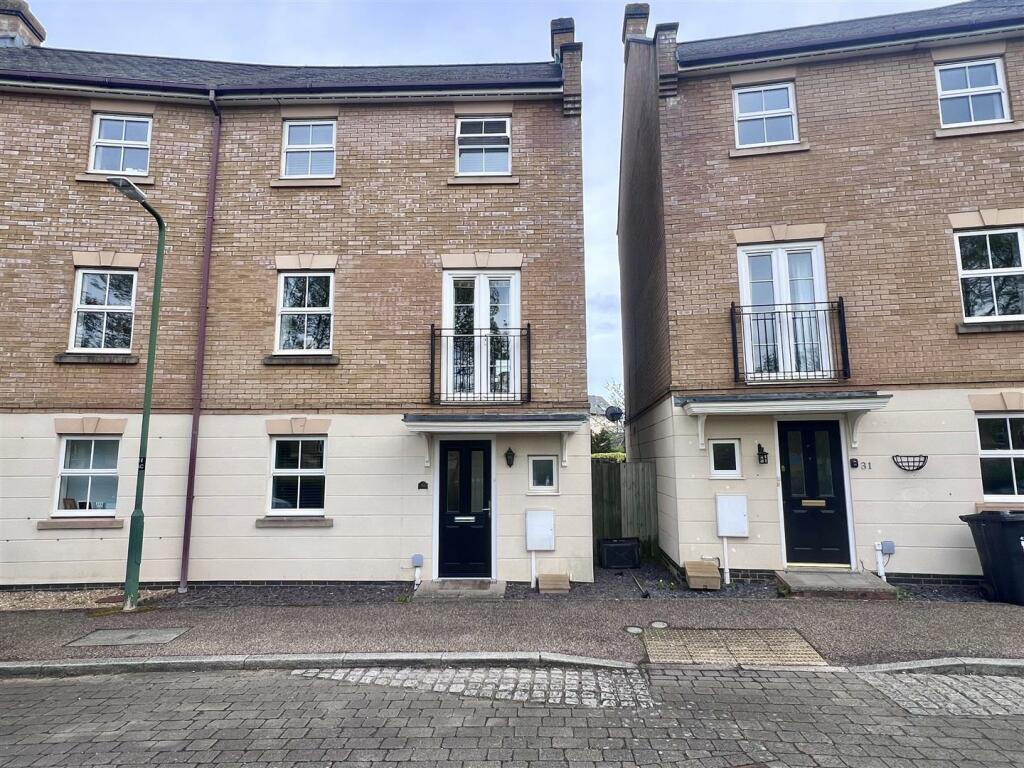 5 bedroom end of terrace house for sale in Allington Circle, Kingsmead, Milton Keynes, MK4