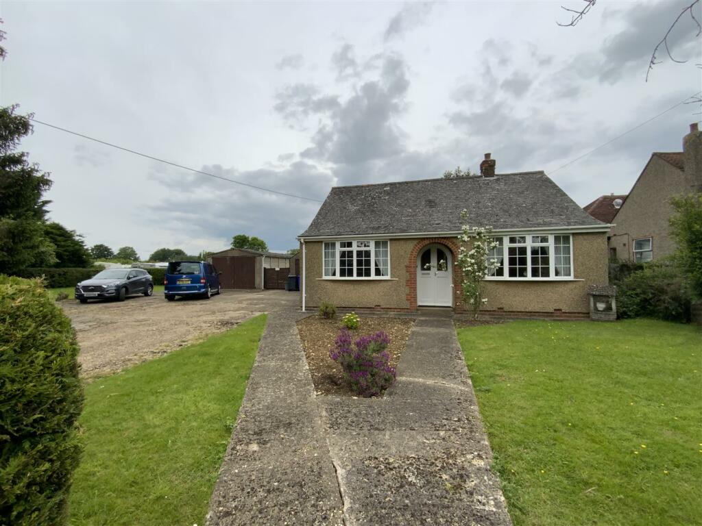 2 bedroom detached bungalow for sale in Stratford Road, Cosgrove