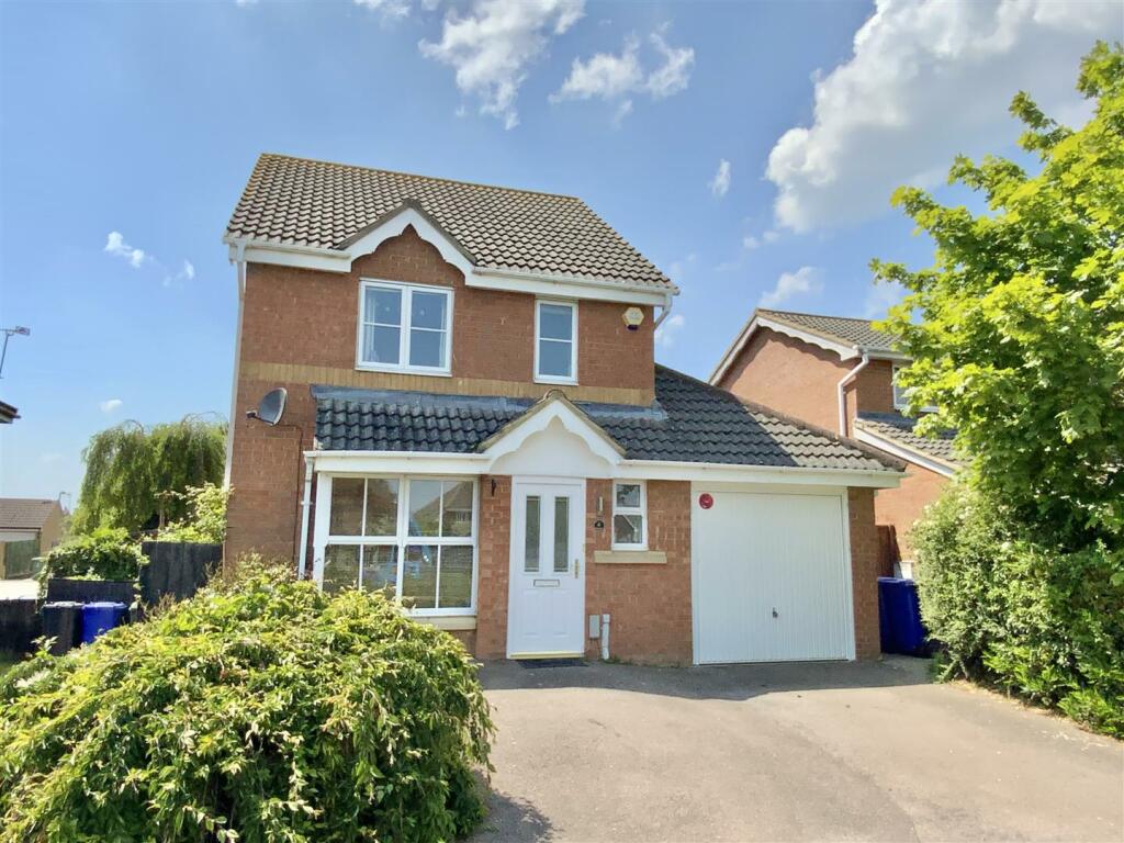 3 bedroom detached house for sale in Moors Close, Deanshanger, Milton