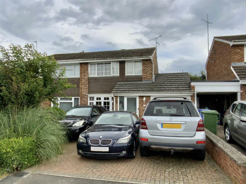 3 bedroom semidetached house for sale in Glebe Road, Deanshanger