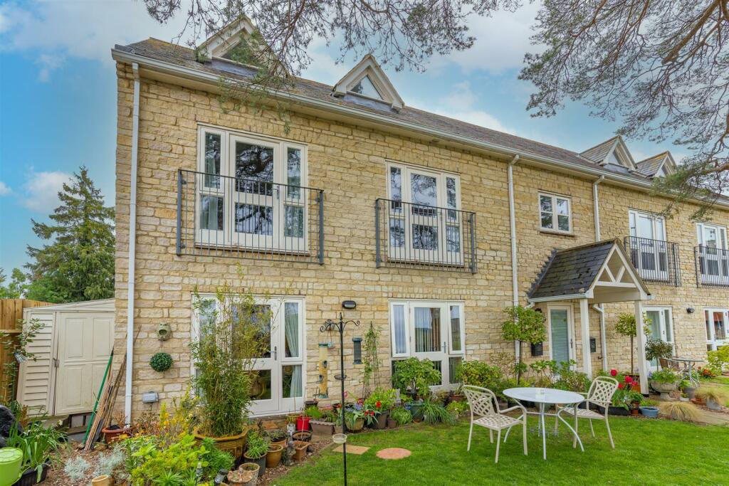 2 bedroom flat for sale in Manor Road, Grendon, NN7