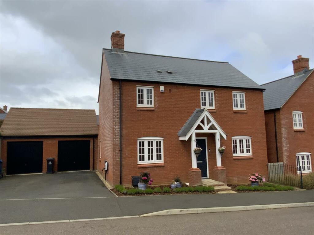 3 bedroom detached house for sale in Wetherby Drive, Towcester, NN12