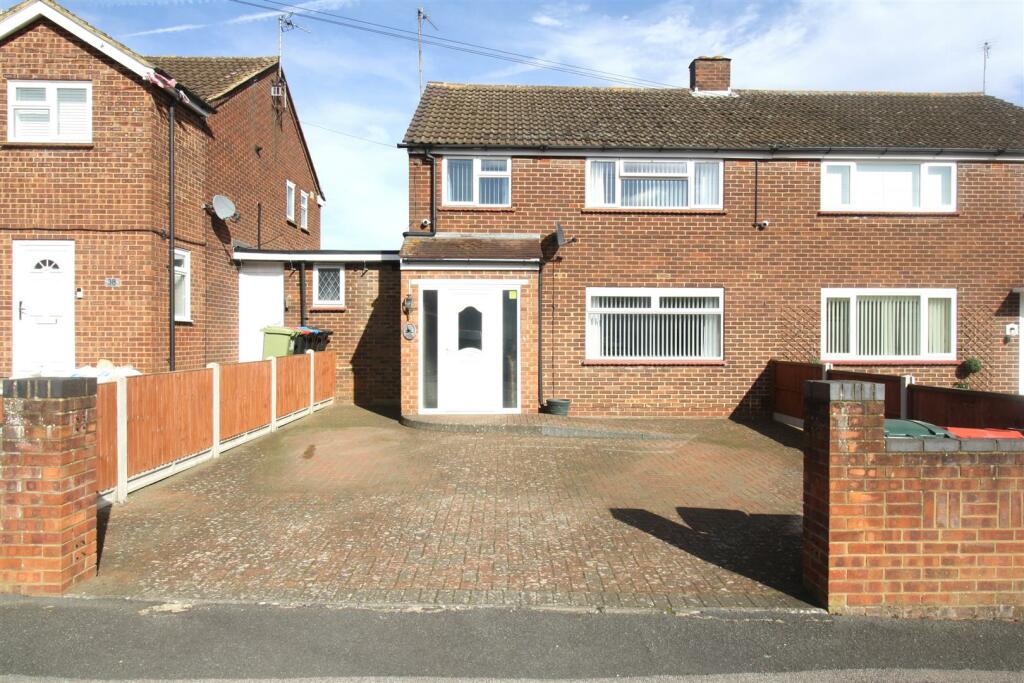 4 bedroom semi-detached house for sale in Arundel Grove, Bletchley, Milton Keynes, MK3