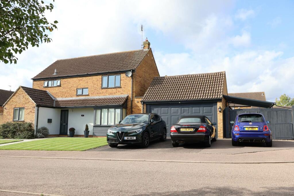 6 bedroom detached house for sale in Brittons Close, Sharnbrook, MK44