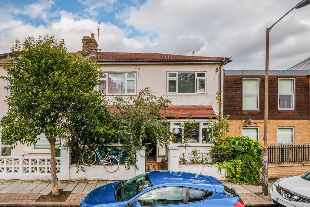 2 bedroom flat for sale in Hollydale Road, SE15