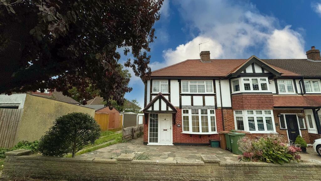 3 bedroom end of terrace house for sale in The Causeway, Carshalton