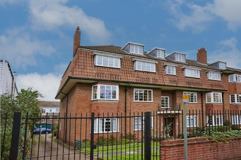 2 bedroom flat for rent in West Street Lane, Carshalton Village, Surrey