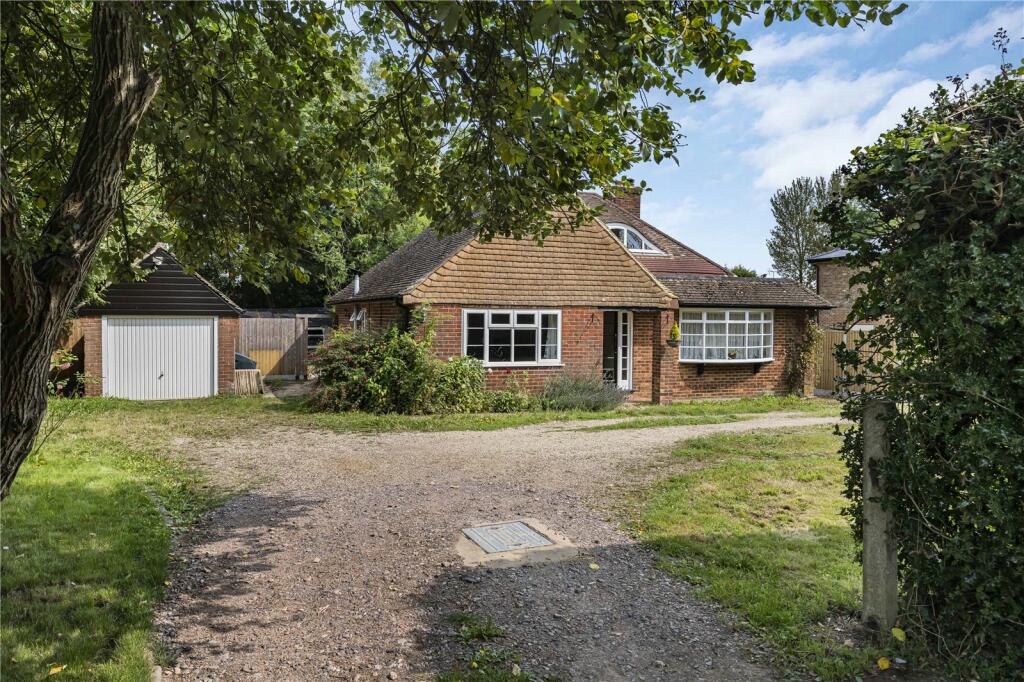 4 bedroom bungalow for sale in Chinnor Road, Bledlow Ridge, High