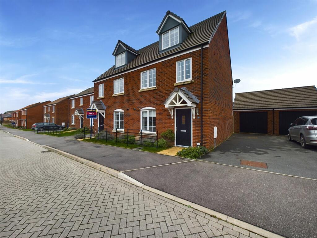 3 bedroom semidetached house for sale in Woodgreen Square, Chinnor