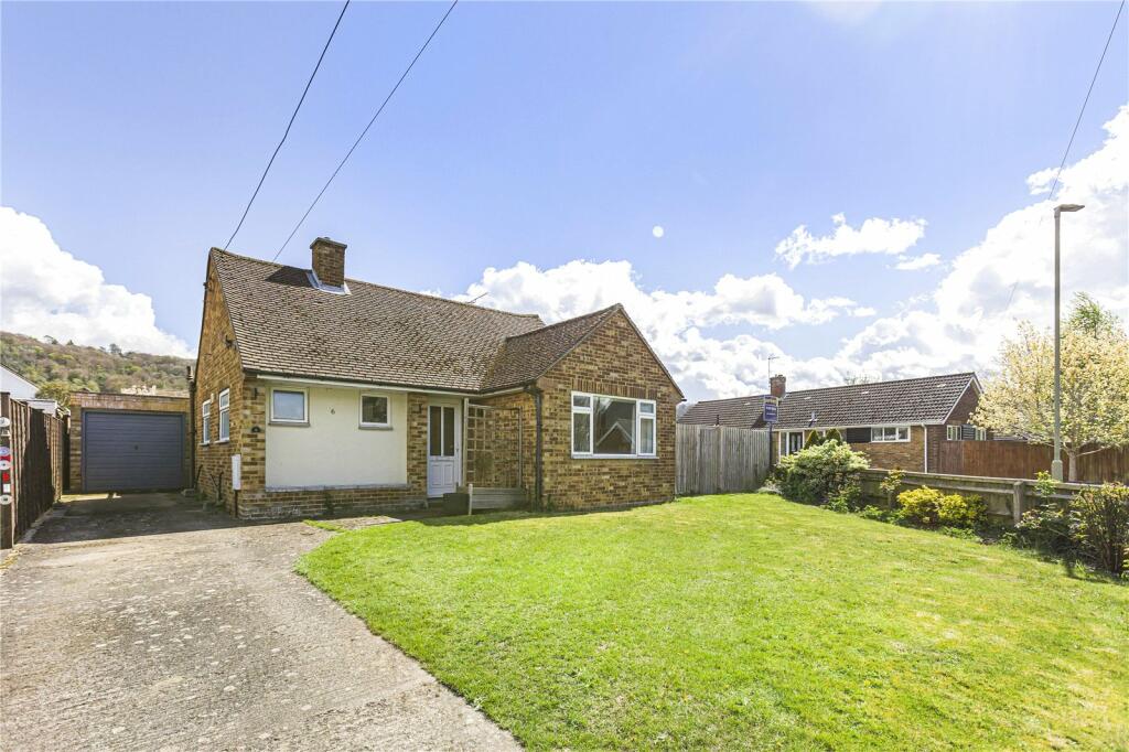 2 bedroom bungalow for sale in Wykeham Rise, Chinnor, Oxfordshire, OX39