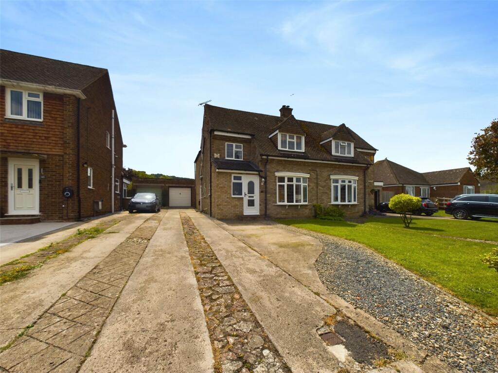 3 bedroom semidetached house for sale in The Avenue, Chinnor