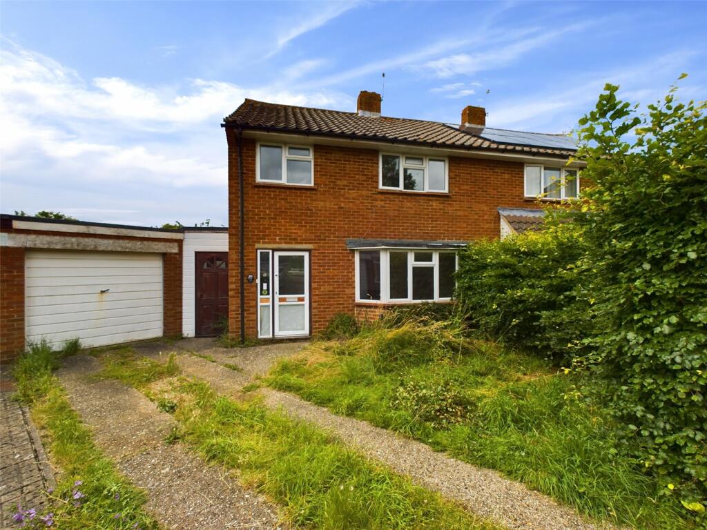 3 bedroom semidetached house for sale in Saunders Close, Watlington