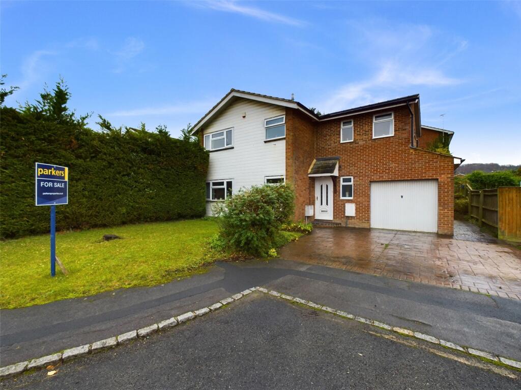 4 bedroom link detached house for sale in Druids Walk, Chinnor