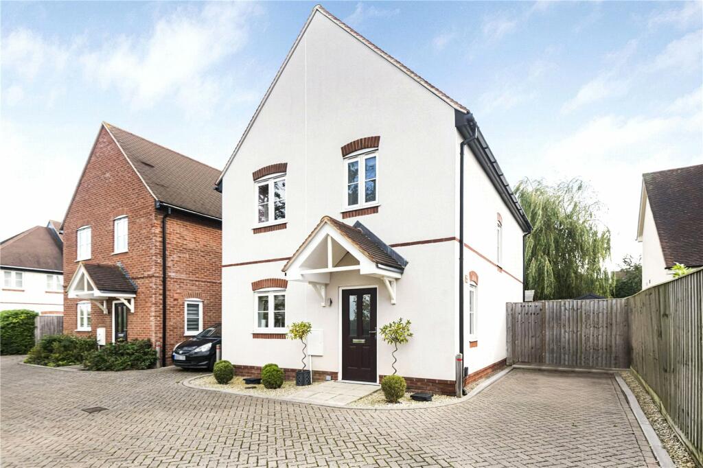 3 bedroom detached house for sale in Walnut Tree Close, Chinnor, OX39