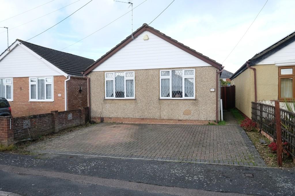 2 bedroom detached bungalow for sale in Oaklands Avenue, Totton