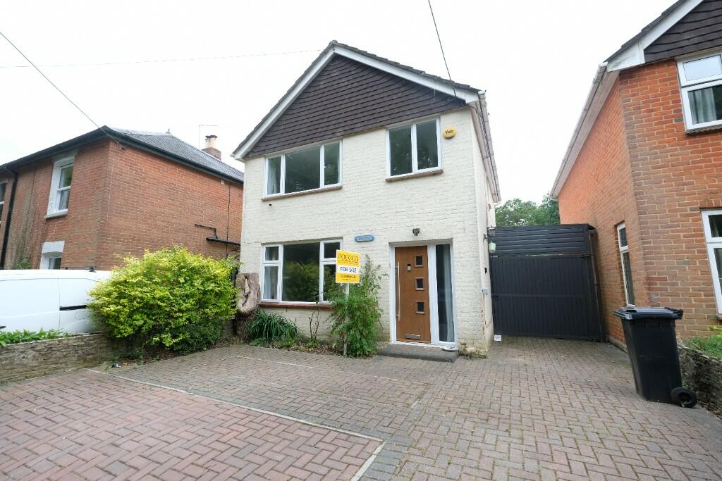 3 bedroom detached house for sale in Pooks Green, Marchwood