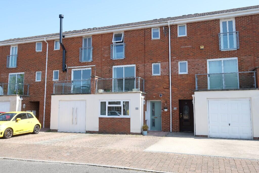 Main image of property: Wadmore Close, Hythe, Southampton, SO45 6JW