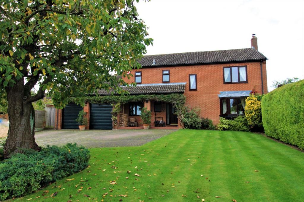 4 Bedroom Detached House For Sale In Orchard Rise Olney Mk46