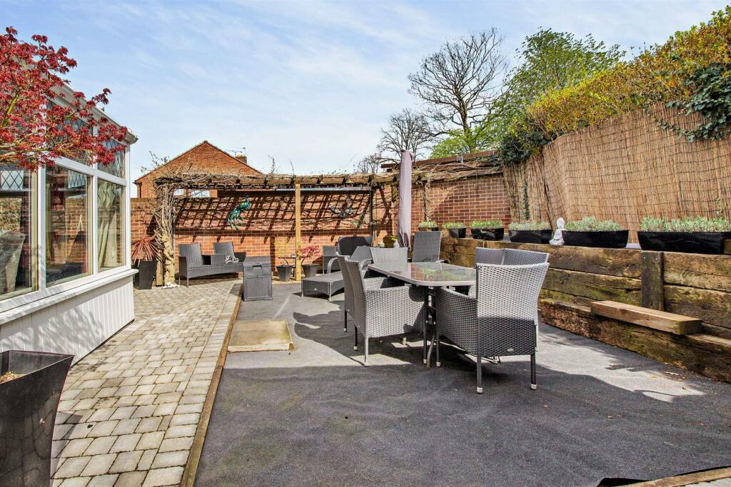 4 bedroom detached house for sale in Welham Drive, Rotherham, S60